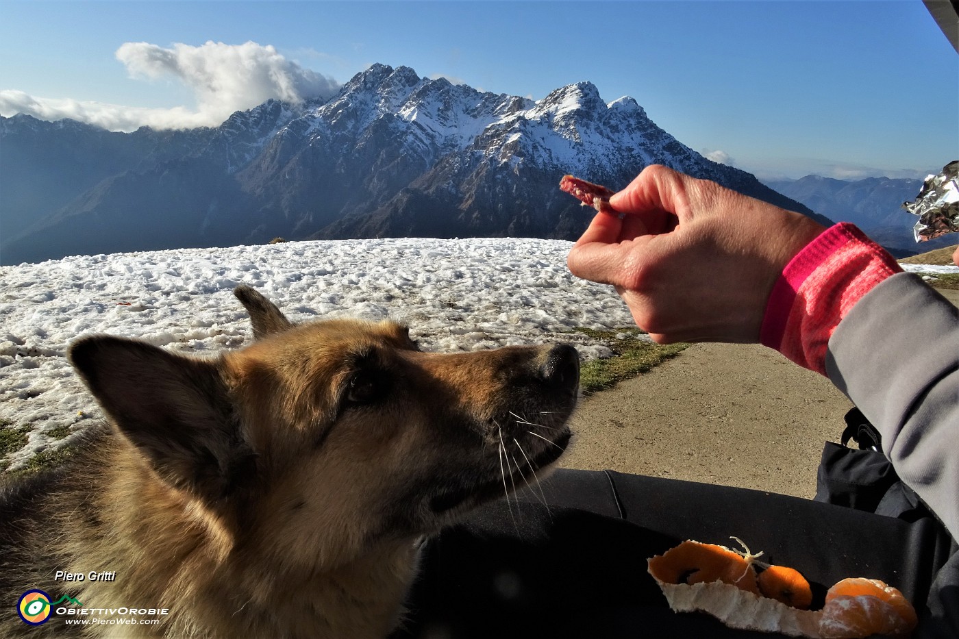 02 Pausa-ristoro alla Baita Alta di Grem (1631 m) con vista in Alben.JPG